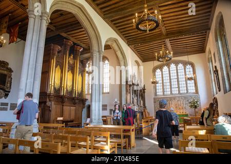 Die Kirche St. Peter ad Vincula ist eine Royal Chapel und die ehemalige Pfarrkirche des Tower of London, Besucher in der Kirche, London, England, UK, 2023 Stockfoto