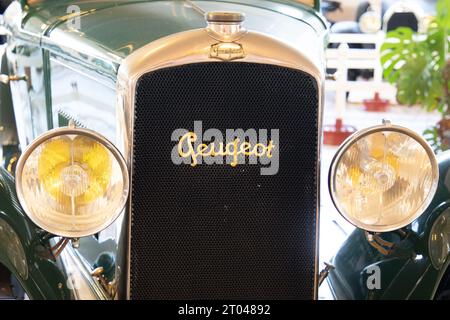 Bordeaux , Frankreich - 09 22 2023 : Peugeot altes altes Vintage-Zeichen Logo und Markentext auf 1930 Vorderwagen Stockfoto