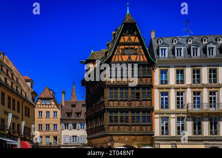 Straßburg, Frankreich - 31. Mai 2023: Restaurant des Maison Kammerzell House in einem kunstvollen mittelalterlichen Fachwerkhaus aus dem 15. Jahrhundert am Domplatz Stockfoto