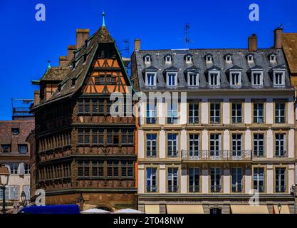 Straßburg, Frankreich - 31. Mai 2023: Restaurant des Maison Kammerzell House in einem kunstvollen mittelalterlichen Fachwerkhaus aus dem 15. Jahrhundert am Domplatz Stockfoto