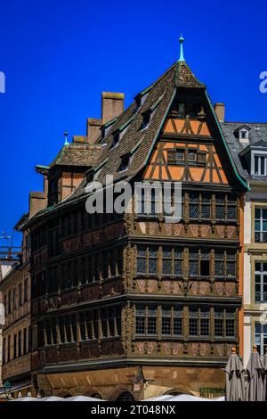 Straßburg, Frankreich - 31. Mai 2023: Restaurant des Maison Kammerzell House in einem kunstvollen mittelalterlichen Fachwerkhaus aus dem 15. Jahrhundert am Domplatz Stockfoto