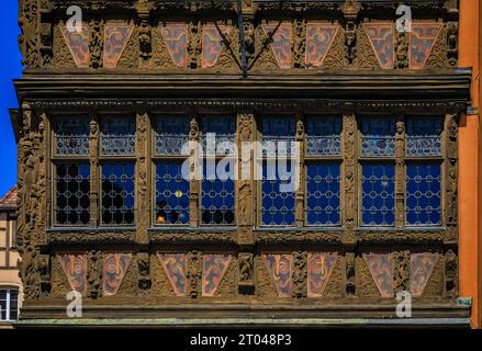 Straßburg, Frankreich - 31. Mai 2023: Restaurant des Maison Kammerzell House in einem kunstvollen mittelalterlichen Fachwerkhaus aus dem 15. Jahrhundert am Domplatz Stockfoto