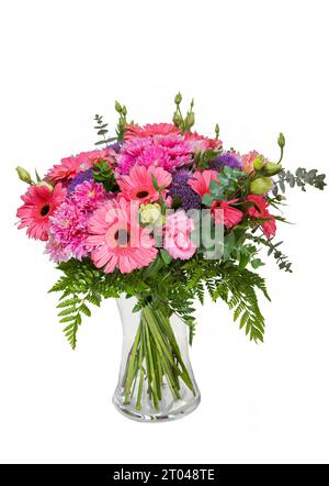 Wunderschöner riesiger Blumenstrauß aus rosa Gerberas, Chrysanthemen und Lisianthus in Vase auf weißem Hintergrund. Stockfoto