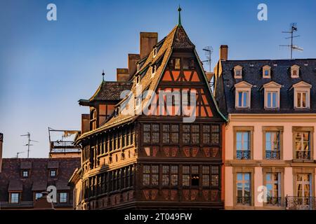 Straßburg, Frankreich - 31. Mai 2023: Restaurant des Maison Kammerzell House in einem kunstvollen mittelalterlichen Fachwerkhaus aus dem 15. Jahrhundert am Domplatz Stockfoto