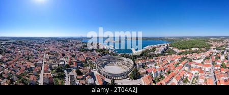 Ein Blick aus der Vogelperspektive auf die Pula Arena in Kroatien an einem sonnigen Tag Stockfoto
