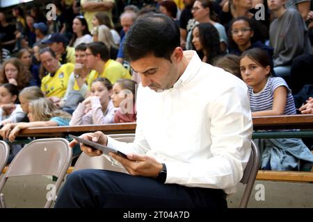 Berlin, Deutschland. Oktober 2023. 03.10.2023, Soemmeringhalle, Berlin, DEU, easyCredit DBBL, ALBA vs. Herne, im Bild Cheftrainer Cristo Cabrera (ALBA Berlin) Foto: Jürgen Engler/nordphoto GmbH/dpa/Alamy Live News Stockfoto