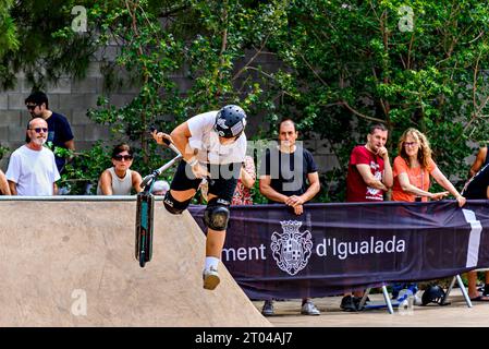 Igualada, Barcelona; 16. Juli 2023: Katalonische Meisterschaft der Scooter Street, Park Junior and About, im Skate Park von Igualada Stockfoto