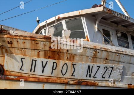 Alte, stillgelegte griechische Holzfischerei-Trawler oder Boot auf dem harten Stand im Yachthafen von zante oder zakynthos Stadt in griechenland Stockfoto