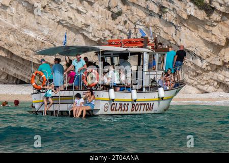 Überfüllte Touristen Ausflug Bootsfahrt auf der griechischen ionischen Insel zante oder zakynthos in griechenland Stockfoto