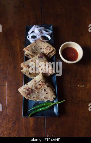 Blick von oben auf Aloo Paratha oder Kartoffelflachbrot auf einem Tablett Stockfoto