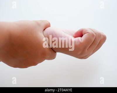 Nahaufnahme Frau, die ihr Handgelenk hält symptomatisches Office-Syndrom. Gesundheitskonzept Stockfoto