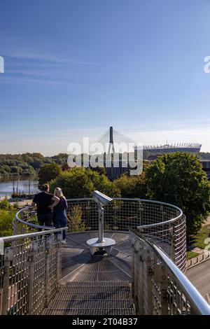 Blick auf die Świętokrzyski oder die Heilige Kreuz-Brücke vom Dachgarten, neue Bibliothek der Universität Warschau, Warschau, Polen Stockfoto