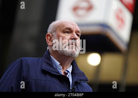 Aslef-Generalsekretär Mick Whelan auf der Streiklinie am Bahnhof Euston in London als Mitglieder der zugfahrergewerkschaft bei 16 Zugbetreibern in England führen einen 24-Stunden-Streik in einem bitteren, langjährigen Streit um Bezahlung und Bedingungen. Bahnpassagiere sind mit neuen Störungen konfrontiert, da die Betreiber warnen, dass keine Dienste wie Avanti West Coast, CrossCountry, Northern, Southeastern und TransPennine Express angeboten werden. Bilddatum: Mittwoch, 4. Oktober 2023. Stockfoto
