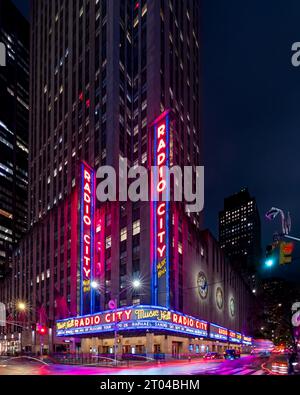 09.19.23. New York City, USA. Beleuchtete Radio City Music Hall in Midtown of NYC in der Nähe des Rockefeller Centers. Berühmtes Theater in Manhattan. Stockfoto