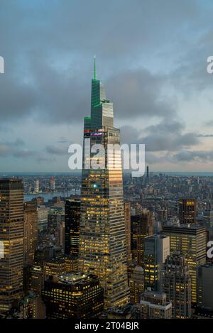 Epischer Sonnenuntergang nach dem Regen. Fantastische Luftlandschaft über New York City, Manhattan. Berühmte Wolkenkratzer auf dem Foto. Wolkenbedeckung, hohe lin Stockfoto