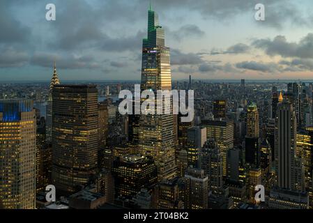 Epischer Sonnenuntergang nach dem Regen. Fantastische Luftlandschaft über New York City, Manhattan. Berühmte Wolkenkratzer auf dem Foto. Wolkenbedeckung, hohe lin Stockfoto