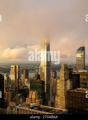 Epischer Sonnenuntergang nach dem Regen. Fantastische Luftlandschaft über New York City, Manhattan. Berühmte Wolkenkratzer auf dem Foto. Wolkenbedeckung, hohe lin Stockfoto