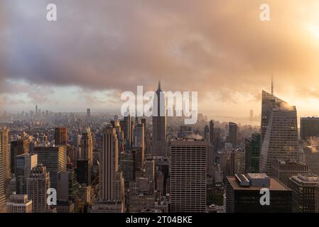 Epischer Sonnenuntergang nach dem Regen. Fantastische Luftlandschaft über New York City, Manhattan. Berühmte Wolkenkratzer auf dem Foto. Wolkenbedeckung, hohe lin Stockfoto