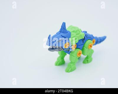 Kinderschraubenspielzeug-Demontage von centrosaurus isoliert auf weiß Stockfoto