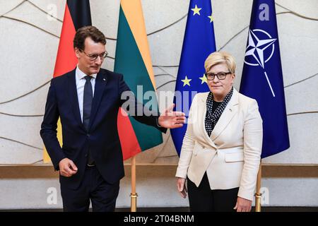 Vilnius, Litauen. Oktober 2023. Hendrik Wüst (CDU, l) Ministerpräsident von Nordrhein-Westfalen und litauische Ministerpräsidentin Ingrida Simonyte stehen zusammen. Bei seinem Besuch in Litauen traf sich Nordrhein-westfälischer Ministerpräsident Hendrik Wüst zu politischen Gesprächen mit dem Premierminister. Quelle: Oliver Berg/dpa/Alamy Live News Stockfoto