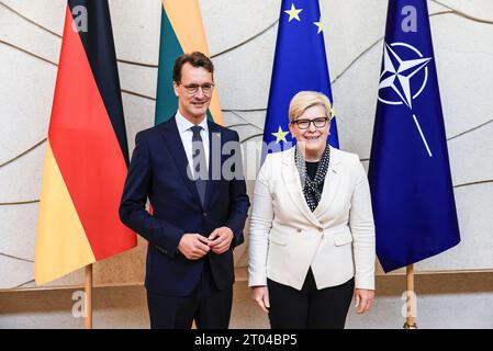 Vilnius, Litauen. Oktober 2023. Hendrik Wüst (CDU, l), Ministerpräsident von Nordrhein-Westfalen, und Ingrida Simonyte, Premierministerin Litauens, stehen zusammen. Bei seinem Besuch in Litauen traf sich Nordrhein-westfälischer Ministerpräsident Hendrik Wüst zu politischen Gesprächen mit dem Premierminister. Quelle: Oliver Berg/dpa/Alamy Live News Stockfoto