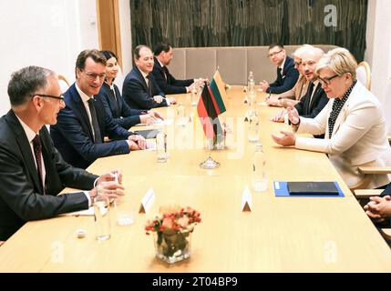 Vilnius, Litauen. Oktober 2023. Hendrik Wüst (CDU, 2. V. l.) Ministerpräsident von Nordrhein-Westfalen, spricht mit der litauischen Ministerpräsidentin Ingrida Simonyte (r). Bei seinem Besuch in Litauen traf sich Nordrhein-westfälischer Ministerpräsident Hendrik Wüst zu politischen Gesprächen mit dem Premierminister. Quelle: Oliver Berg/dpa/Alamy Live News Stockfoto