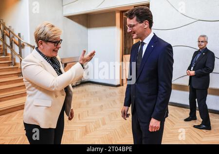 Vilnius, Litauen. Oktober 2023. Hendrik Wüst (CDU, M), Ministerpräsident von Nordrhein-Westfalen, spricht mit der litauischen Ministerpräsidentin Ingrida Simonyte (l). Bei seinem Besuch in Litauen traf sich Nordrhein-westfälischer Ministerpräsident Hendrik Wüst zu politischen Gesprächen mit dem Premierminister. Quelle: Oliver Berg/dpa/Alamy Live News Stockfoto