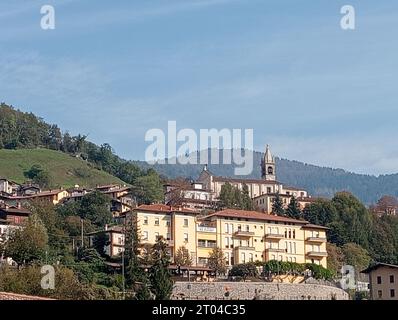 Blick auf die Stadt Bovegno im oberen Trompia-Tal in Brescia in Italien Stockfoto