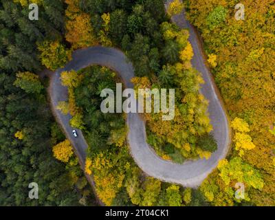 Kurven auf einer Bergstraße durch eine wunderschöne Herbstlandschaft Stockfoto