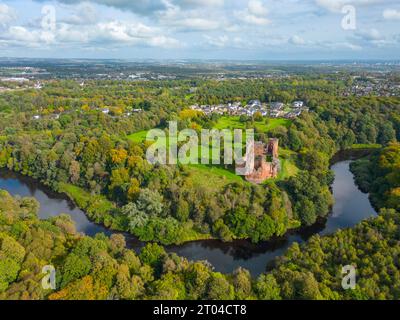 Aus der Vogelperspektive der Ruinen von Bothwell Castle neben dem Fluss Clyde, Bothwell, South Lanarkshire, Schottland. UK Stockfoto