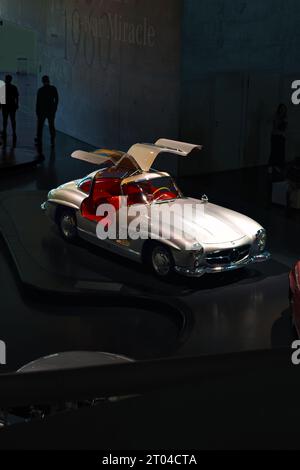 Legendärer und historischer Mercedes-Benz 300SL Flügelflügel im Mercedes-Benz Museum in Stuttgart Stockfoto