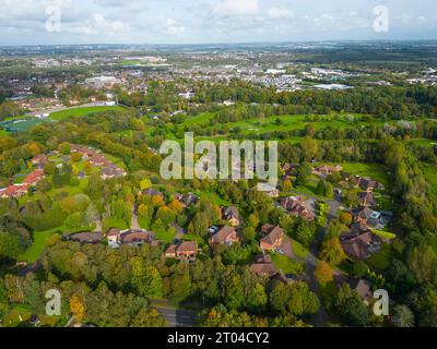 Aus der Vogelperspektive der großen Einfamilienhäuser in Princes und Dukes Gate gehobener privater Wohnsiedlung in Bothwell, South Lanarkshire. Stockfoto