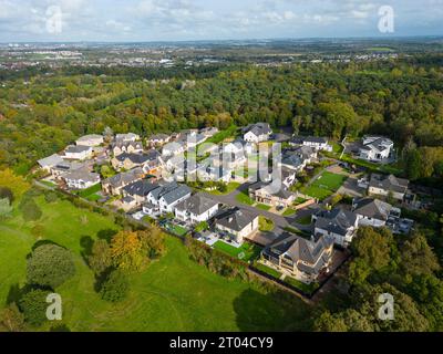 Aus der Vogelperspektive auf großen Einfamilienhäusern in exklusivem Earls Gate gehobenem Privatwohnsitz in Bothwell, South Lanarkshire. Stockfoto