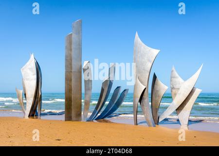 Die monumentale Skulptur „Les Braves“ von Anilore Banon wurde 2004 zum 60. Jahrestag der Landung in der Normandie am Strand von Omaha errichtet. Stockfoto