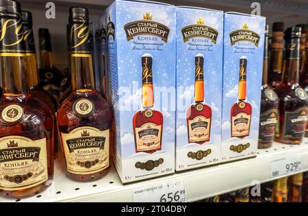 Samara, Russland - 1. Juli 2023: Der alte Kenigsberg 4 Jahre alter Cognac im Regal eines Supermarktes. Starke alkoholische Getränke in Flaschen. Selektiver Fokus Stockfoto
