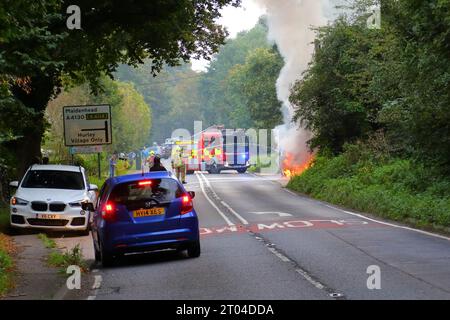 Hurley, Berkshire, Vereinigtes Königreich. Oktober 2023. Ein Van hat heute Morgen in Hurley Feuer gefangen. Die Rettungsdienste waren schnell zu erreichen. Quelle: Uwe Deffner/Alamy Live News Stockfoto