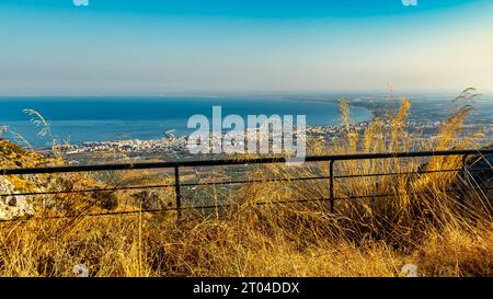 Von den Einsiedeleien Santa Maria di Pulsano aus dem Meer und dem Golf von Manfredonia. Monte Sant'Angelo, Provinz Foggia, Apulien, Italien, Europa Stockfoto