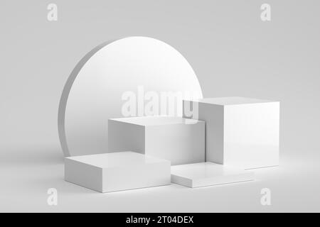 Weiße würfelförmige und kreisförmige Podeste oder Podeste auf weißem Hintergrund. Leere oder leere Standfüße für Produktpräsentation und -Präsentation. 3D-Rendering. Stockfoto