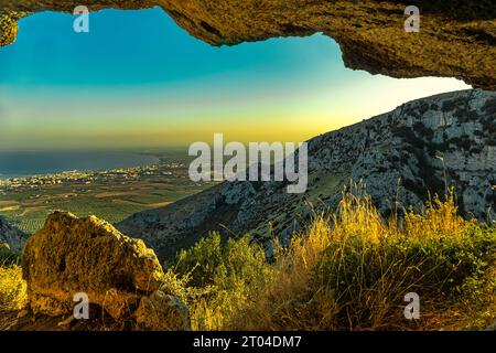 Von den Einsiedeleien Santa Maria di Pulsano aus dem Meer und dem Golf von Manfredonia. Monte Sant'Angelo, Provinz Foggia, Apulien, Italien, Europa Stockfoto