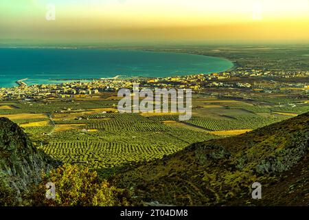 Von den Einsiedeleien Santa Maria di Pulsano aus dem Meer und dem Golf von Manfredonia. Monte Sant'Angelo, Provinz Foggia, Apulien, Italien, Europa Stockfoto