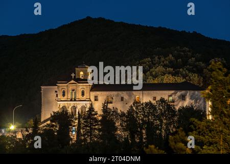 Nachtansicht auf das Heiligtum des Klosters San Matteo Apostolo. San Marco in Lamis, Provinz Foggia, Apulien, Italien, Europa Stockfoto