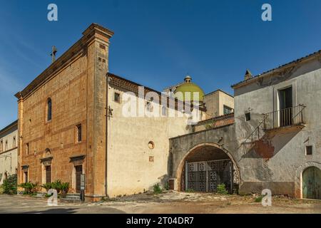 Die Fassade mit der mit Keramikfliesen überdachten Kuppel des Klosterheiligtums Santa Maria di Stignano. San Marco in Lamis, Provinz Foggia, Apulien Stockfoto