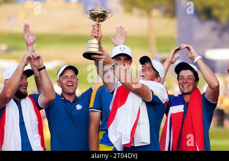 Rory McIlroy von Team Europe holt die Ryder Cup Trophy, nachdem Europa den Ryder Cup nach dem Sieg über die USA am dritten Tag des 44. Ryder Cup beim Marco Simone Golf and Country Club in Rom, Italien, wieder gewonnen hat. Bilddatum: Sonntag, 1. Oktober 2023. Stockfoto