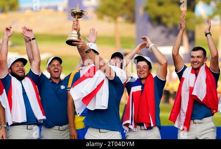 Rory McIlroy von Team Europe holt die Ryder Cup Trophy, nachdem Europa den Ryder Cup nach dem Sieg über die USA am dritten Tag des 44. Ryder Cup beim Marco Simone Golf and Country Club in Rom, Italien, wieder gewonnen hat. Bilddatum: Sonntag, 1. Oktober 2023. Stockfoto