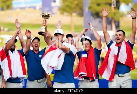 Rory McIlroy von Team Europe holt die Ryder Cup Trophy, nachdem Europa den Ryder Cup nach dem Sieg über die USA am dritten Tag des 44. Ryder Cup beim Marco Simone Golf and Country Club in Rom, Italien, wieder gewonnen hat. Bilddatum: Sonntag, 1. Oktober 2023. Stockfoto