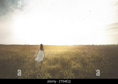 Frau, die mitten auf einer Wiese läuft, Lebenskonzept Stockfoto