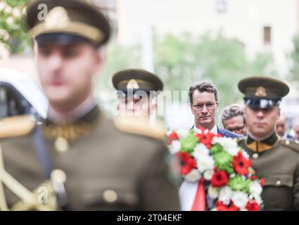 Vilnius, Litauen. Oktober 2023. Hendrik Wüst (CDU, Back M), Ministerpräsident von Nordrhein-Westfalen, geht hinter litauischen Soldaten zur Gedenkstätte für die Opfer des Unabhängigkeitskampfes, um einen Kranz zu legen. Während seines Besuchs in Litauen traf sich Nordrhein-westfälischer Ministerpräsident Hendrik Wüst zu politischen Gesprächen mit Premierminister Simonyte. Quelle: Oliver Berg/dpa/Alamy Live News Stockfoto