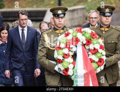 Vilnius, Litauen. Oktober 2023. Hendrik Wüst (CDU, 2. V. l.), Ministerpräsident von Nordrhein-Westfalen, geht hinter litauischen Soldaten zur Nationaldenkmäler für die Opfer des Unabhängigkeitskampfes, um einen Kranz zu legen. Während seines Besuchs in Litauen traf sich Nordrhein-westfälischer Ministerpräsident Hendrik Wüst zu politischen Gesprächen mit Premierminister Simonyte. Quelle: Oliver Berg/dpa/Alamy Live News Stockfoto