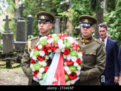 Vilnius, Litauen. Oktober 2023. Hendrik Wüst (CDU, r), Ministerpräsident von Nordrhein-Westfalen, geht hinter litauischen Soldaten zur Gedenkstätte für die Opfer des Unabhängigkeitskampfes, um einen Kranz zu legen. Während seines Besuchs in Litauen traf sich Nordrhein-westfälischer Ministerpräsident Hendrik Wüst zu politischen Gesprächen mit Premierminister Simonyte. Quelle: Oliver Berg/dpa/Alamy Live News Stockfoto