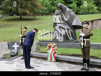 Vilnius, Litauen. Oktober 2023. Hendrik Wüst (CDU, M), Ministerpräsident von Nordrhein-Westfalen, verbeugt sich vor den Opfern des Unabhängigkeitskampfes nach dem Ablegen eines Kranzes an der Nationalfeier. Während seines Besuchs in Litauen traf sich Nordrhein-westfälischer Ministerpräsident Hendrik Wüst zu politischen Gesprächen mit Premierminister Simonyte. Quelle: Oliver Berg/dpa/Alamy Live News Stockfoto